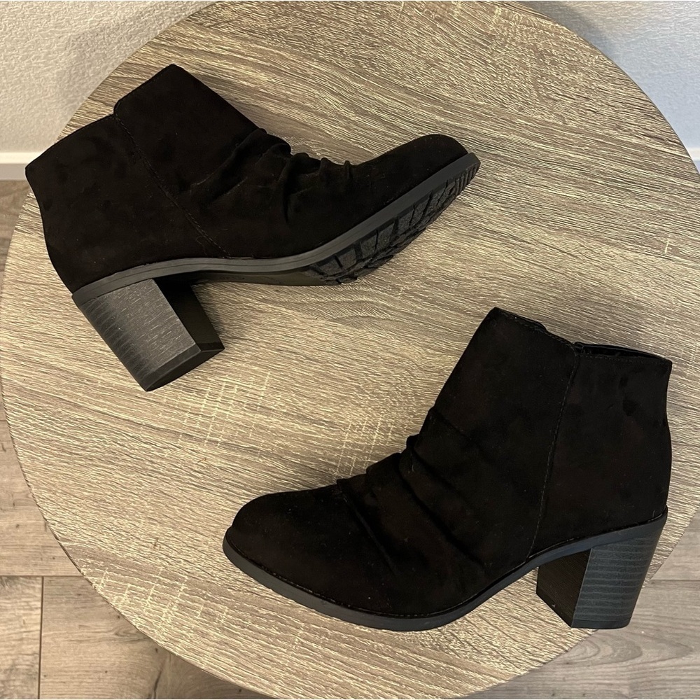 Arizona Jeans Oakes Black Faux Suede Ruched Stacked Heel Bootie Ankle Boots- 6